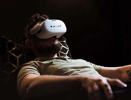 Mężczyzna z nałożonymi okularami VR